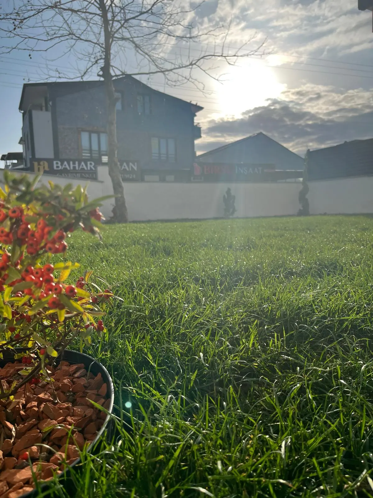 Okul ve Markete Komşu, Denize Yakın, Peyzajlı Köşe Parsel 3+1 Villa